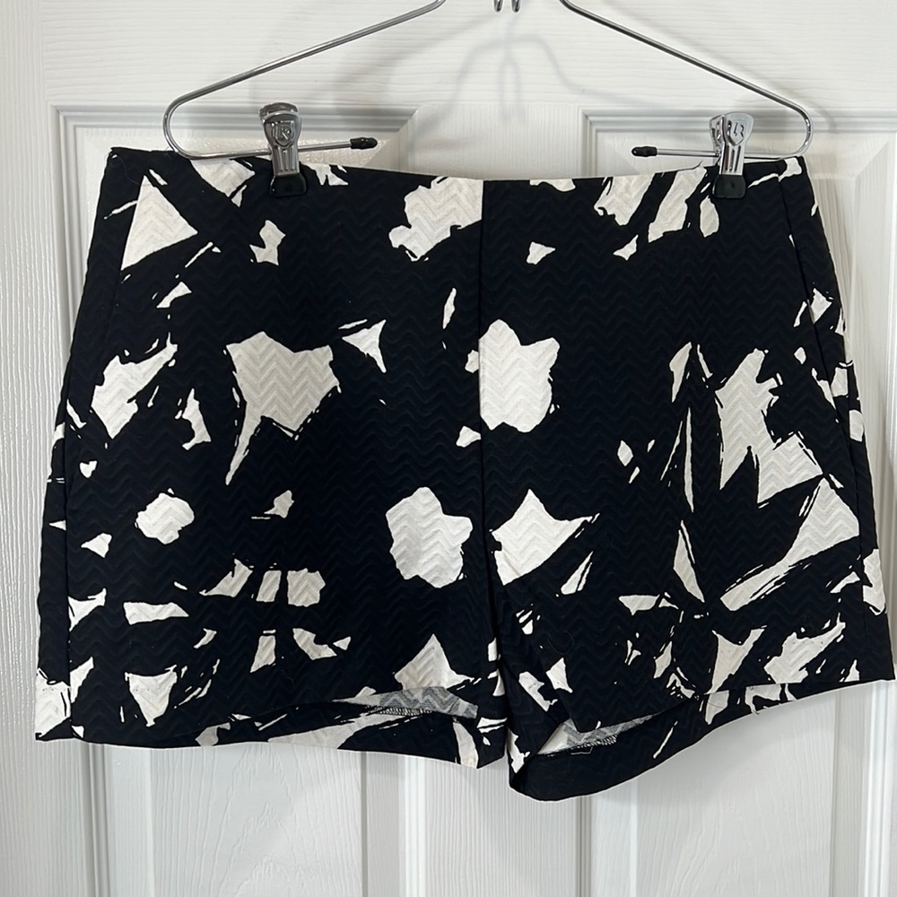 Banana Republic Women’s Chino Style Short. Size 12. NWT